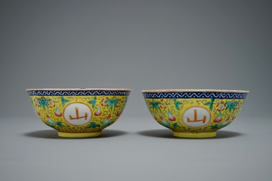 Twee paar Chinese famille rose kommen, Qianlong en Guangxu merk, 19/20e eeuw