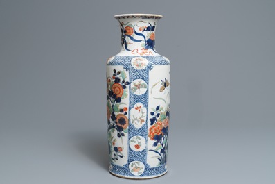 Een Chinese verte-Imari rouleau vaas met floraal decor, Kangxi