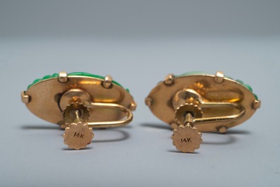 Une paire de boucles d'oreilles et une broche en jade &agrave; monture en or 14 carats, Chine, 20&egrave;me