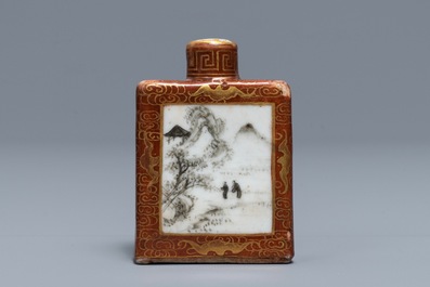 Une tabati&egrave;re en porcelaine de Chine grisaille, marque de Qianlong, 19/20&egrave;me