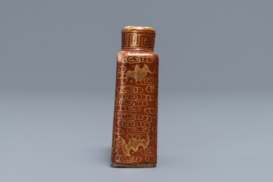 Une tabati&egrave;re en porcelaine de Chine grisaille, marque de Qianlong, 19/20&egrave;me
