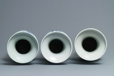 Drie Chinese vazen met blauwwit decor en celadon fondkleur, 19e eeuw