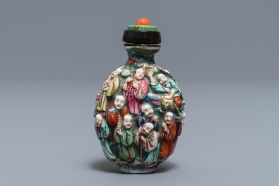 Une tabati&egrave;re en porcelaine de Chine famille rose &agrave; d&eacute;cor en relief, 19&egrave;me