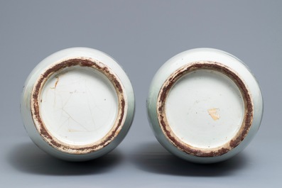 Une paire de vases en porcelaine de Chine famille rose, 19/20&egrave;me