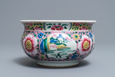 Een Chinese famille rose wierookbrander met draken, Yongzheng