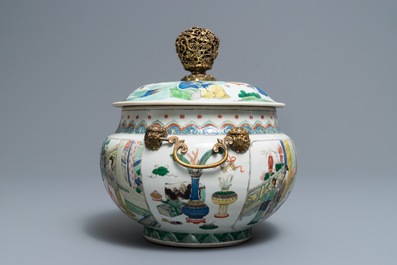 Een Chinese famille verte dekselkom met verguld bronzen montuur, Kangxi