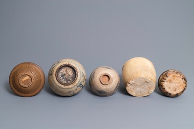 Une collection de 13 pi&egrave;ces en c&eacute;ramique de Vietnam, 14/15&egrave;me