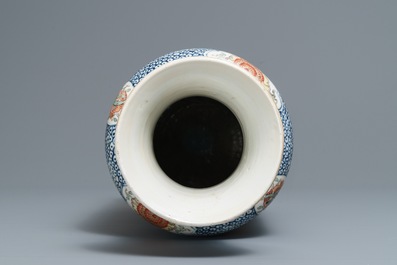 Een Chinese verte-Imari rouleau vaas met floraal decor, Kangxi