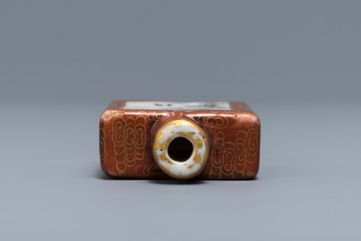 Une tabati&egrave;re en porcelaine de Chine grisaille, marque de Qianlong, 19/20&egrave;me