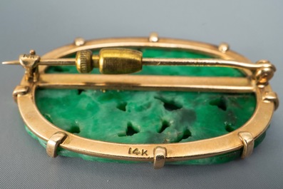 Une paire de boucles d'oreilles et une broche en jade &agrave; monture en or 14 carats, Chine, 20&egrave;me