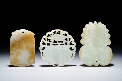 Trois pendentifs et une &eacute;pingle en jade c&eacute;ladon, Qing