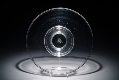 Un grand tazza sur pi&eacute;douche basse en verre, Angleterre, 17/18&egrave;me