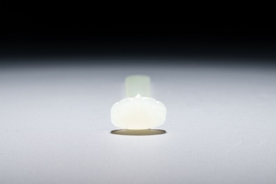 Trois pendentifs et une &eacute;pingle en jade c&eacute;ladon, Qing
