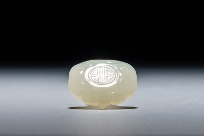 Trois pendentifs et une &eacute;pingle en jade c&eacute;ladon, Qing