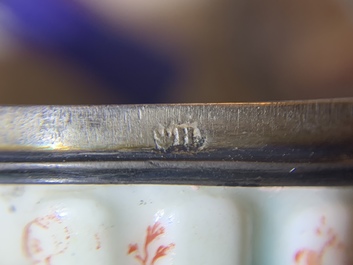 Une tabati&egrave;re en porcelaine tendre de Saint-Cloud de style Kakiemon &agrave; monture en argent, 2&egrave;me quart du 18&egrave;me