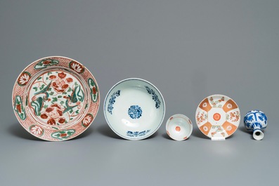 Un lot vari&eacute; en porcelaine de Chine bleu et blanc, famille verte et Swatow, 16/18&egrave;me