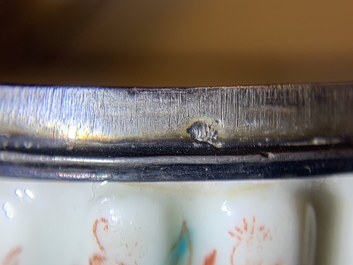 Une tabati&egrave;re en porcelaine tendre de Saint-Cloud de style Kakiemon &agrave; monture en argent, 2&egrave;me quart du 18&egrave;me