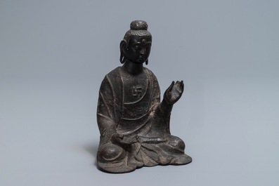 Une figure de Bouddha en bronze, Chine, Ming