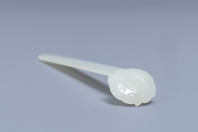 Trois pendentifs et une &eacute;pingle en jade c&eacute;ladon, Qing