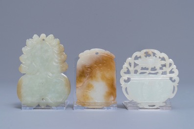 Trois pendentifs et une &eacute;pingle en jade c&eacute;ladon, Qing