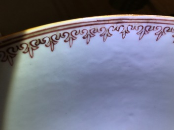 Een paar Chinese famille rose kommen met mandarijns decor, Qianlong