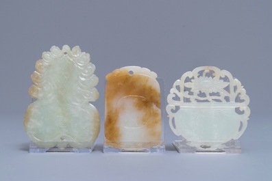 Trois pendentifs et une &eacute;pingle en jade c&eacute;ladon, Qing