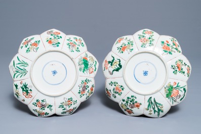 Een paar Chinese famille verte borden in lotusvorm, Kangxi