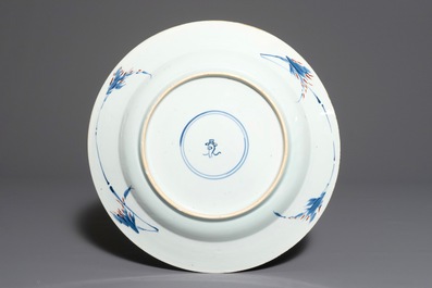 Een grote Chinese Imari-stijl schotel met pagode in landschap, Kangxi