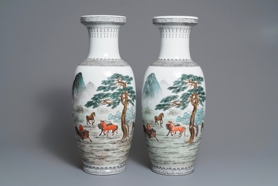 Een paar Chinese vazen met paarden en drie famille rose jardini&egrave;res, Republiek, 20e eeuw