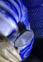 Une paire de figures en porcelaine de Chine bleu et blanc pour le Vietnam, 19&egrave;me