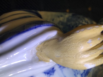Une paire de figures en porcelaine de Chine bleu et blanc pour le Vietnam, 19&egrave;me