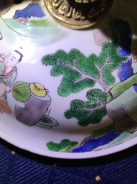 Een Chinese famille verte dekselkom met verguld bronzen montuur, Kangxi