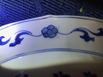 Een Chinese blauwwitte schotel met ruiters, Kangxi merk en periode