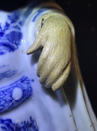 Une paire de figures en porcelaine de Chine bleu et blanc pour le Vietnam, 19&egrave;me