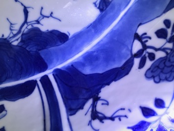 Een Chinese blauwwitte schotel met ruiters, Kangxi merk en periode