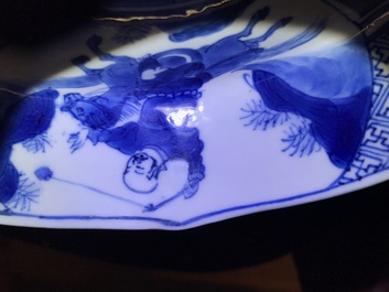 Een Chinese blauwwitte schotel met ruiters, Kangxi merk en periode