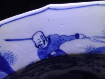 Een Chinese blauwwitte schotel met ruiters, Kangxi merk en periode