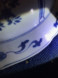 Een Chinese blauwwitte schotel met ruiters, Kangxi merk en periode