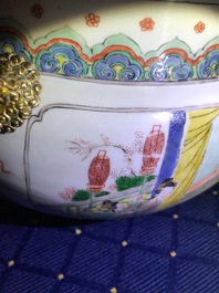 Een Chinese famille verte dekselkom met verguld bronzen montuur, Kangxi