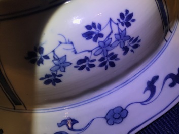 Een Chinese blauwwitte schotel met ruiters, Kangxi merk en periode