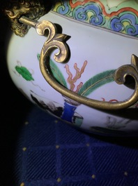 Een Chinese famille verte dekselkom met verguld bronzen montuur, Kangxi