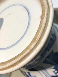 Een Chinese blauwwitte yenyen vaas met figuren op een terras, Kangxi