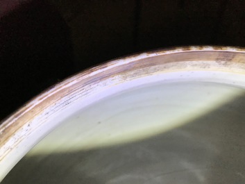 Een Chinese famille verte dekselkom met verguld bronzen montuur, Kangxi