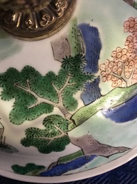 Een Chinese famille verte dekselkom met verguld bronzen montuur, Kangxi