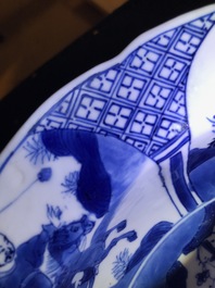 Een Chinese blauwwitte schotel met ruiters, Kangxi merk en periode