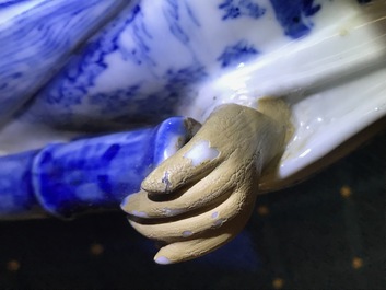 Une paire de figures en porcelaine de Chine bleu et blanc pour le Vietnam, 19&egrave;me