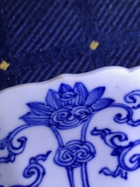 Une assiette en forme de lotus en porcelaine de Chine bleu et blanc, marque et &eacute;poque de Kangxi