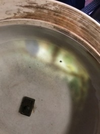 Een Chinese famille verte dekselkom met verguld bronzen montuur, Kangxi