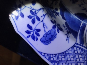 Een Chinese blauwwitte schotel met ruiters, Kangxi merk en periode