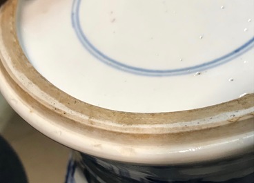 Een Chinese blauwwitte yenyen vaas met figuren op een terras, Kangxi